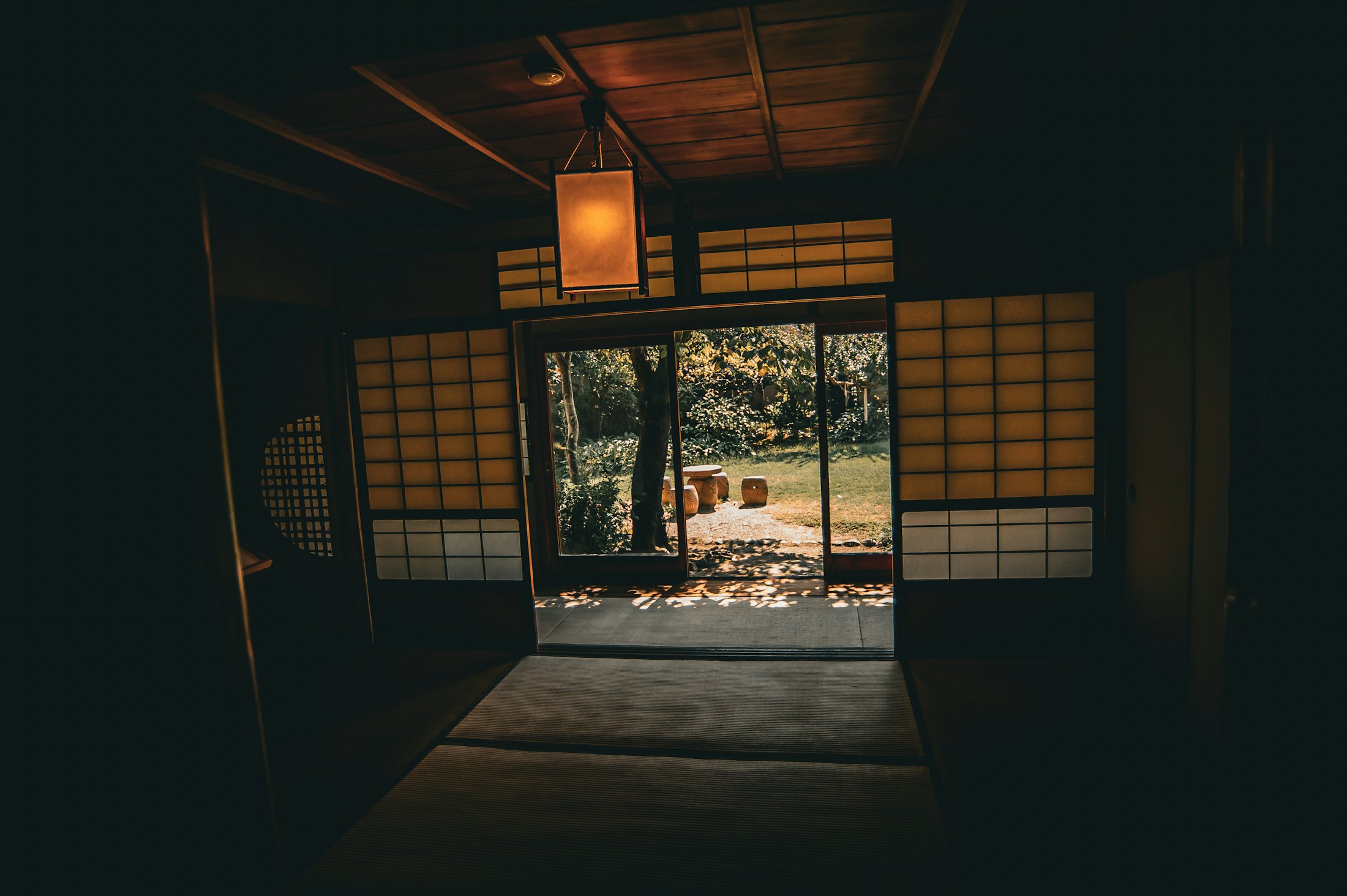庭に向かって開いた和室